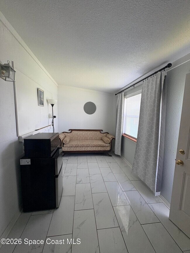 Building Photo - 127 Roosevelt Ave