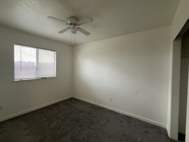 Building Photo - 411 S 6th Ave