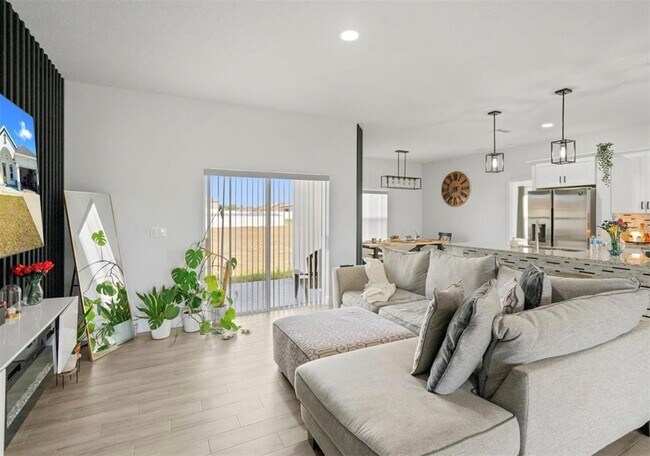 Building Photo - 817 Desmoines Pl