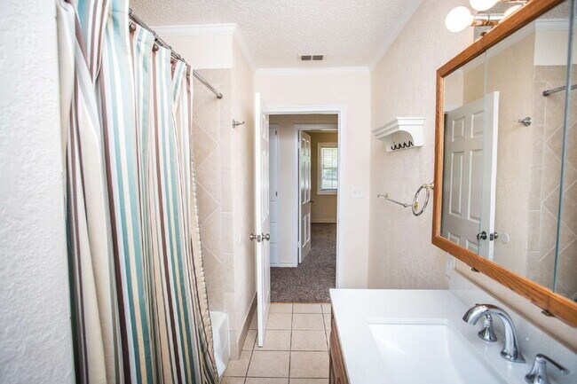Building Photo - "Charming 3-Bedroom Home on 31st with Gleaming Hardwood Floors and 2 Full Baths!"