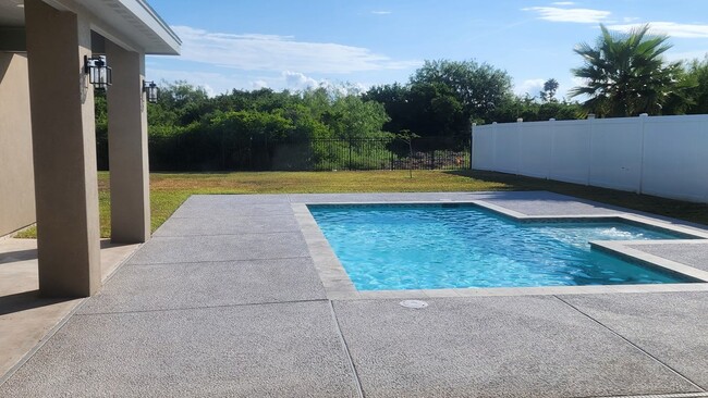 Building Photo - 157 Torrey Pines Dr