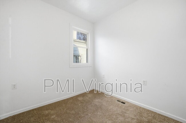 Building Photo - 36 Cedar Ave