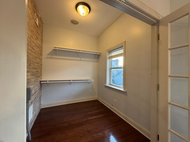 Building Photo - 2244 W Homer St