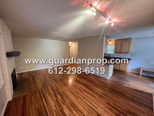 Building Photo - Mendota Heights Rambler Available Septembe...