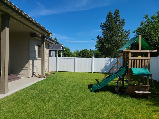 Building Photo - Beautiful Custom 3 bedroom 2 bath Home for Rent in Post Falls, ID