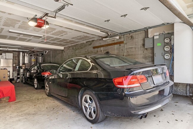 Building Photo - 2 Bed, 2 Bath, 2 Car Parking - Stunning Co...