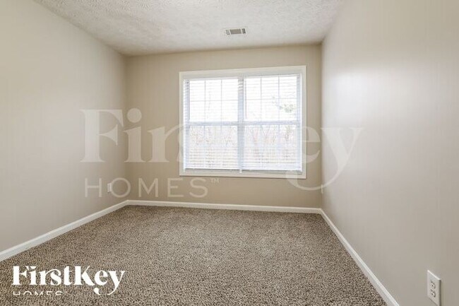 Building Photo - 650 Castlebrooke Dr SE