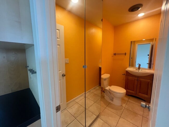 Building Photo - Charming upstairs 2/2 Condo in Clairemont