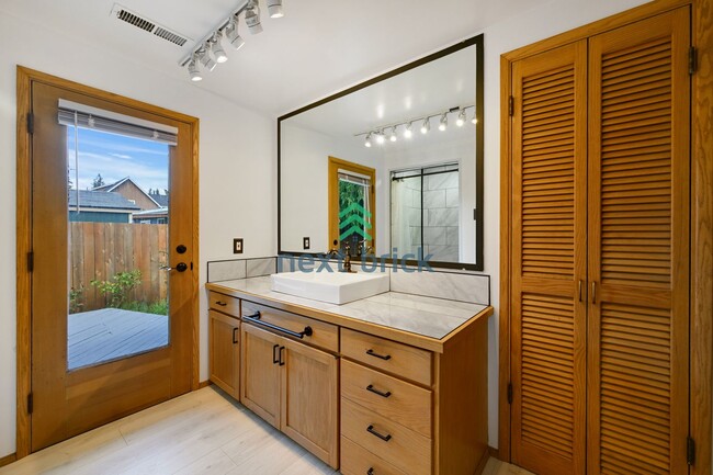 Building Photo - Charming 3-Bed, 2-Bath Remodeled Home in P...
