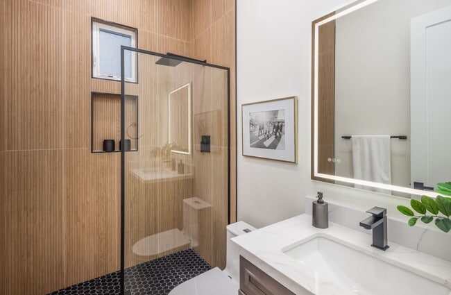 Building Photo - Modern Private Retreat in the Heart of Clairemont