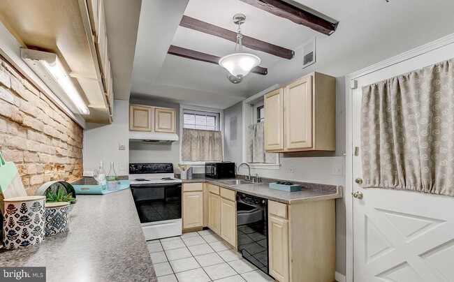 Building Photo - 825 S Charles St