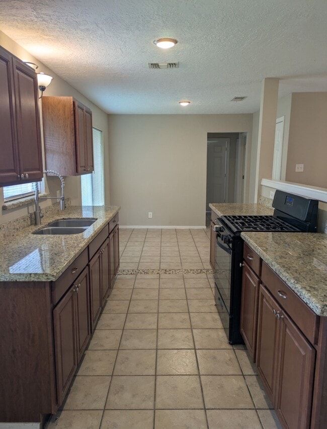 Building Photo - 1305 Serpentine Dr