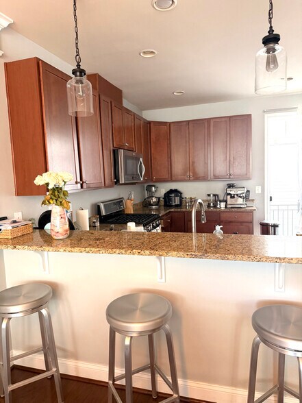 Building Photo - 81 Linden Pl