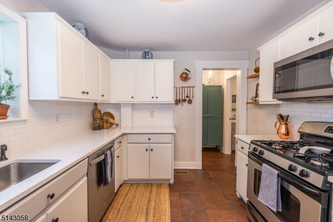 Building Photo - 276 Bay Ave