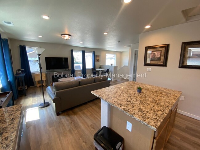 Building Photo - Nicely Furnished Townhome in Indian Hills