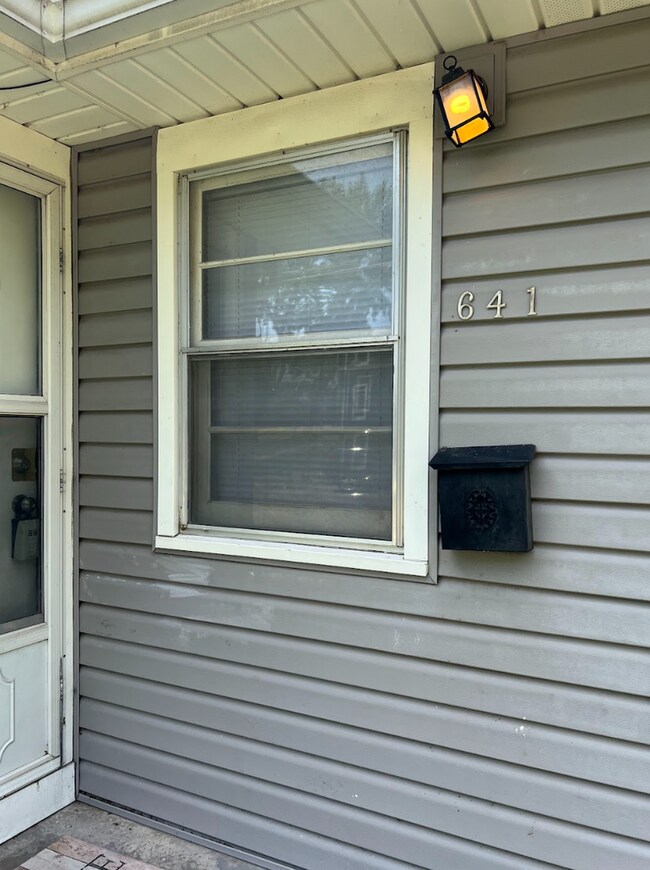 Building Photo - Don't miss out on this cozy duplex!