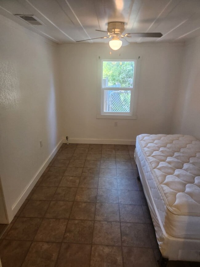 Building Photo - Beautiful 3 Bedroom/1 bathroom home with a...