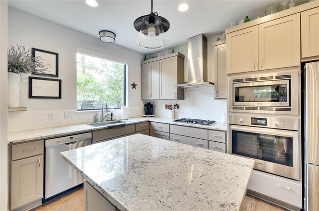 Building Photo - 1311 Justin Ln