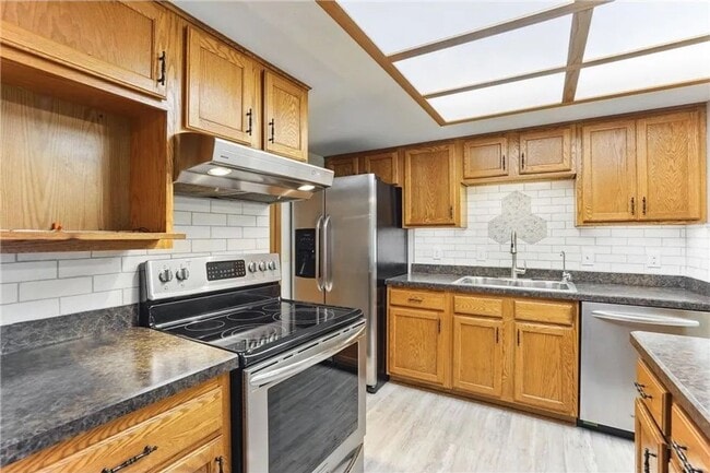 Building Photo - Spacious 2 Bedroom Townhome in Maple Grove!
