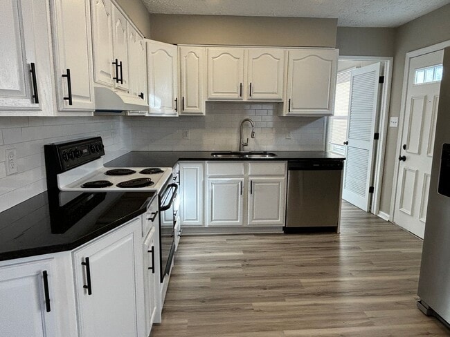 Building Photo - Charming 3 Bed 1 Bath with 1 Car Garage!