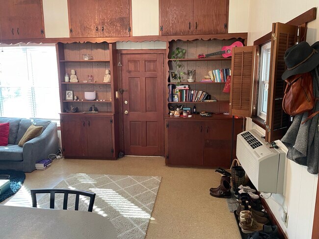 Dining area - 137 Oak St