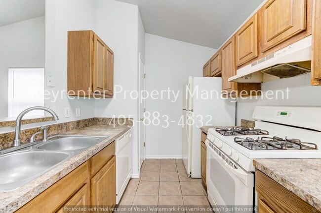 Building Photo - Cute 3BD/2BTH Duplex in Central East Norman!