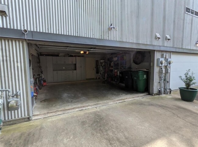 Building Photo - 5235 Blossom St