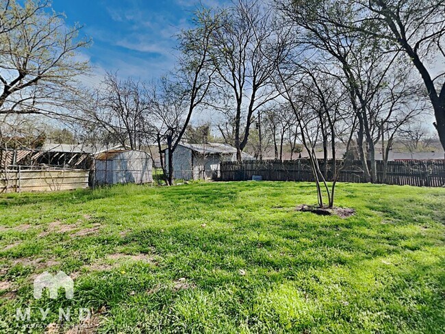 Building Photo - 1329 E Anthony St