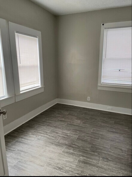 Building Photo - 954 Baltimore St