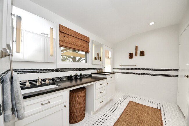 Building Photo - 411 Venice St