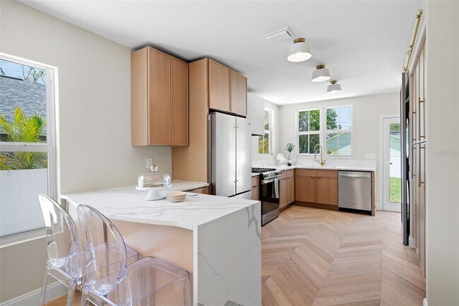 Building Photo - 422 24th St N