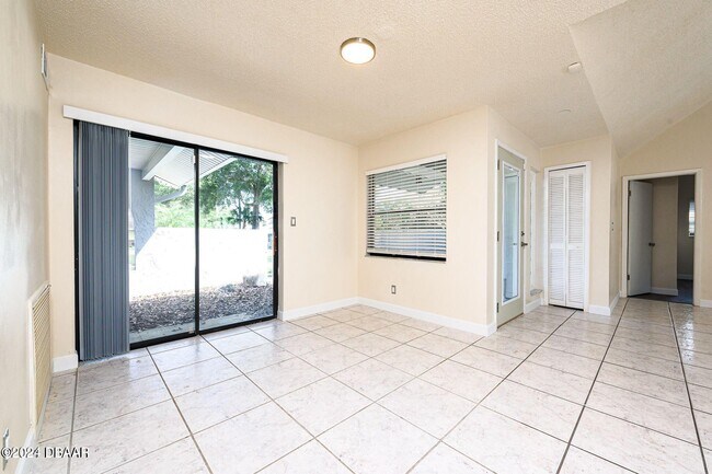 Building Photo - 4 Baywood Dr