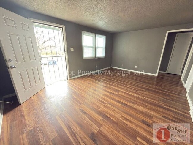 Building Photo - 4 Bedroom/ 1.5 Bathrooms in Kansas City!