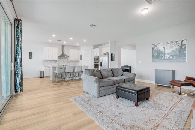 Building Photo - 6801 Cloverdale Ave