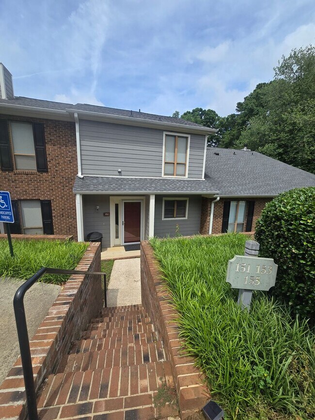 Building Photo - Meticulously Kept 2BR, 3BA Townhome with D...
