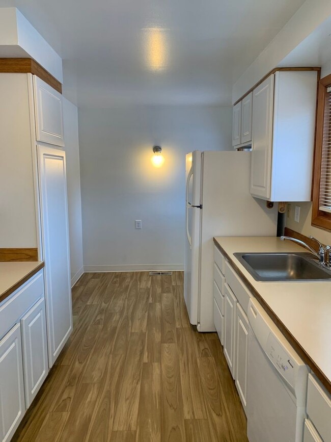 Building Photo - 3 Bedroom, 1.5 Bath House in Pacific Terrace neighborhood