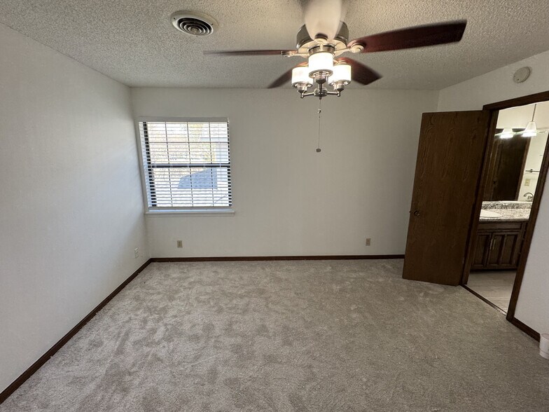 Building Photo - 7108 S Indianapolis Ave