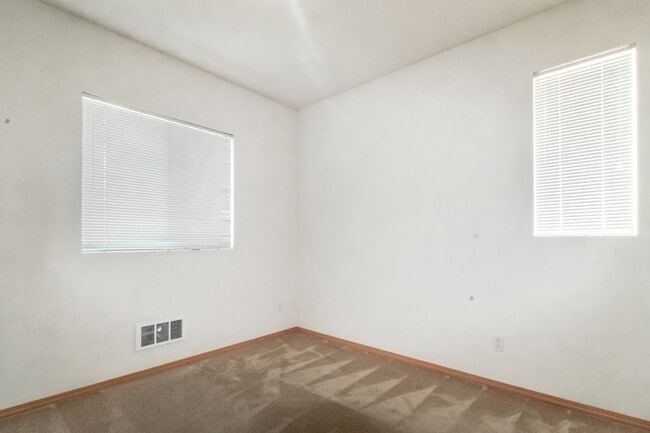 Building Photo - 2-Bedroom DuPont Condo with New Interior Paint and Carpet