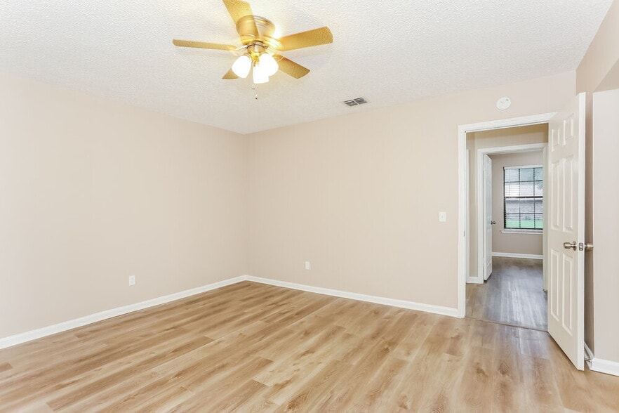 Building Photo - 1704 Sandy Hollow Loop