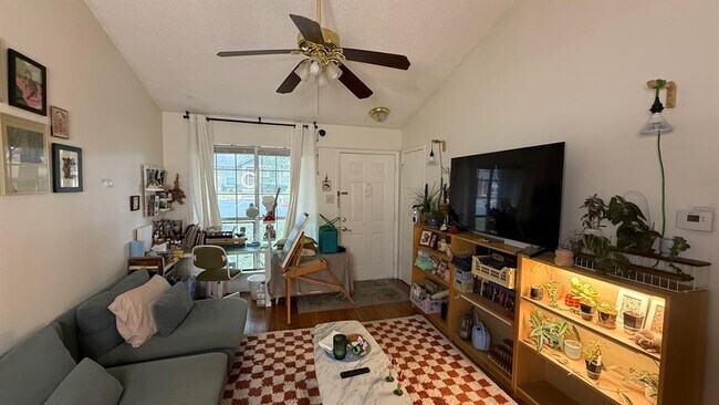 Building Photo - 1015 E Yager Ln