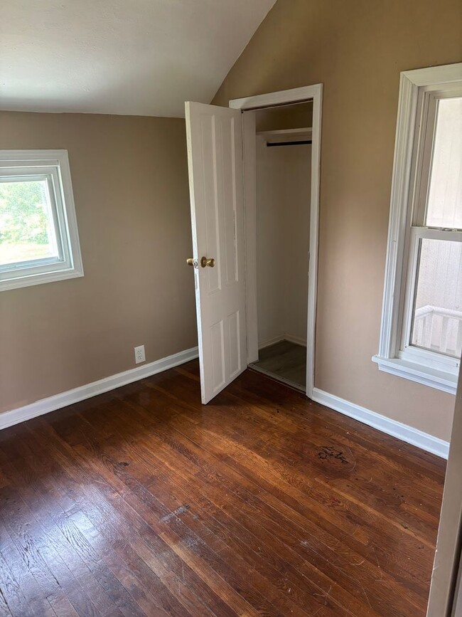 Building Photo - Section 8 welcome, 4bd 2 bath