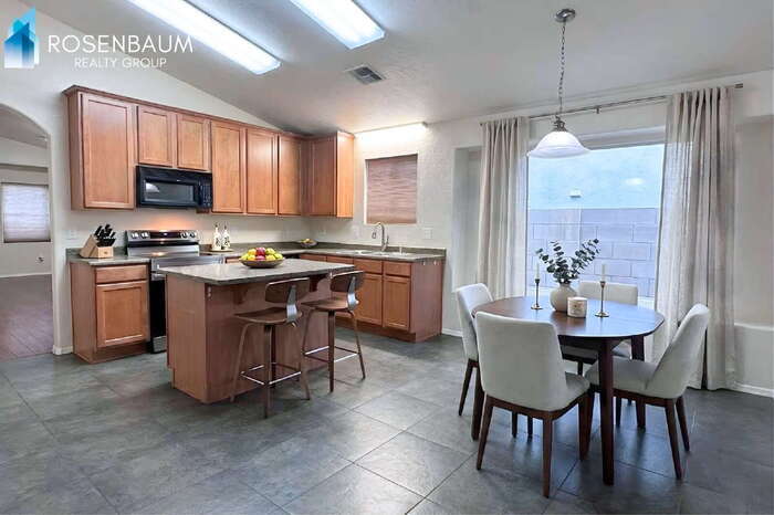 Building Photo - 2030 W Carson Rd