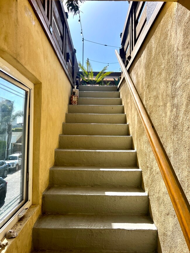 Building Photo - 33 S Venice Blvd
