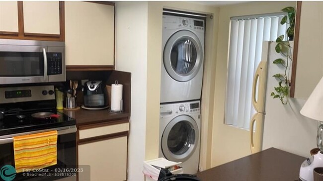 Building Photo - 9999 Summerbreeze Dr