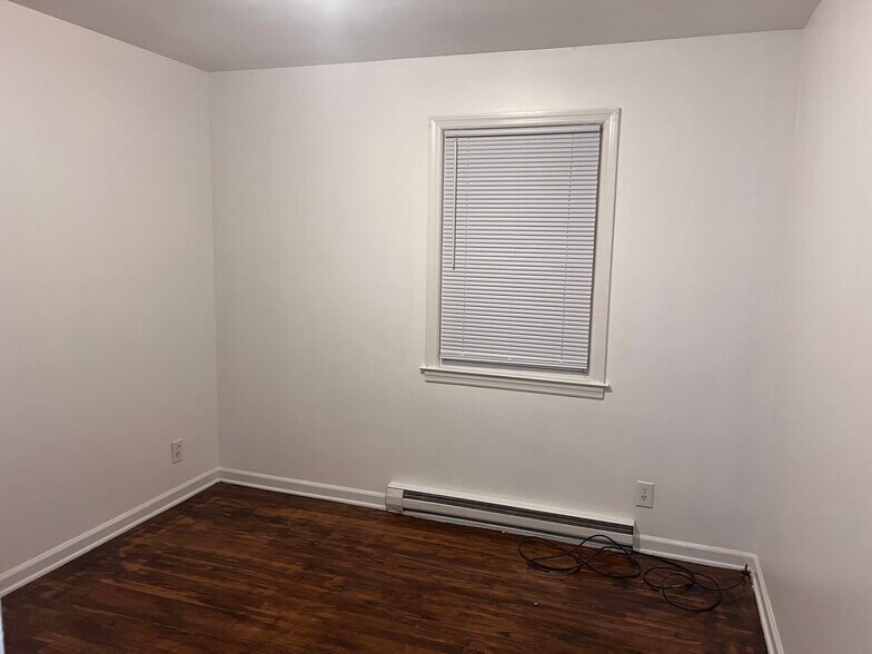 Spacious bedroom - 21 N Spring St