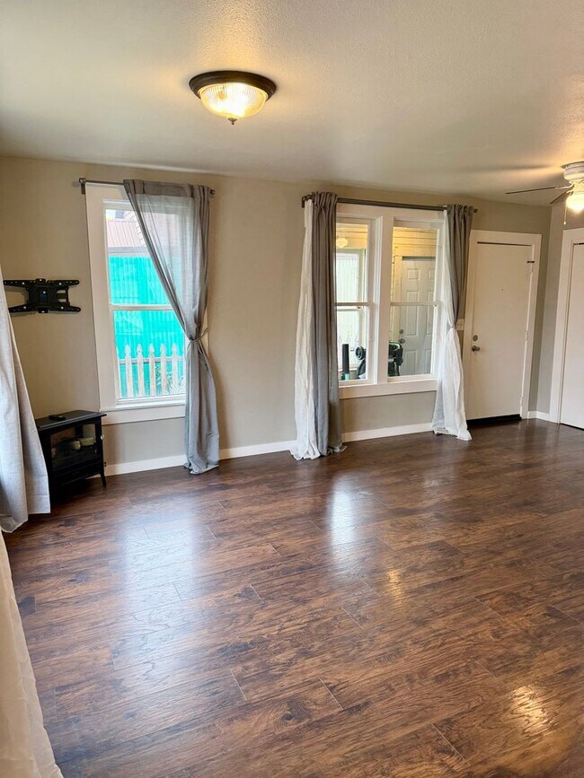 Building Photo - Spacious 4-Bedroom Cle Elum Home with Air ...