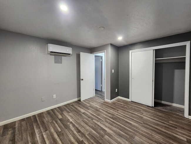 Building Photo - Remodeled 2 Bedroom in Lakewood! Great Loc...