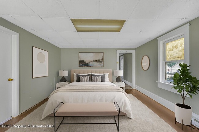 Building Photo - 627 Main St