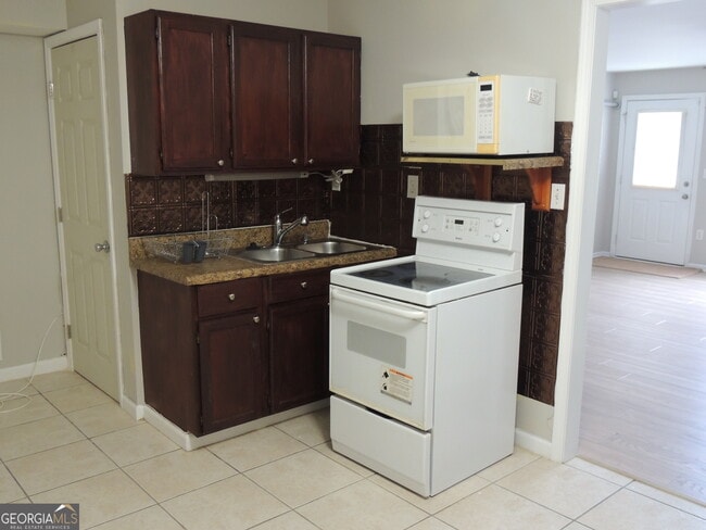 Building Photo - 450 MacLand Dr