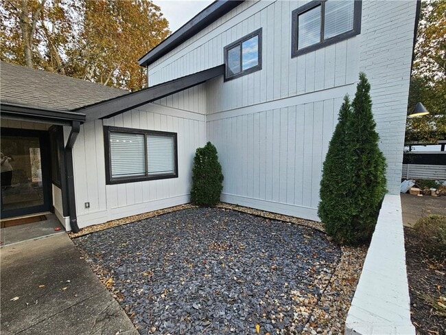 Building Photo - 1052 Indian Hills Pkwy NE